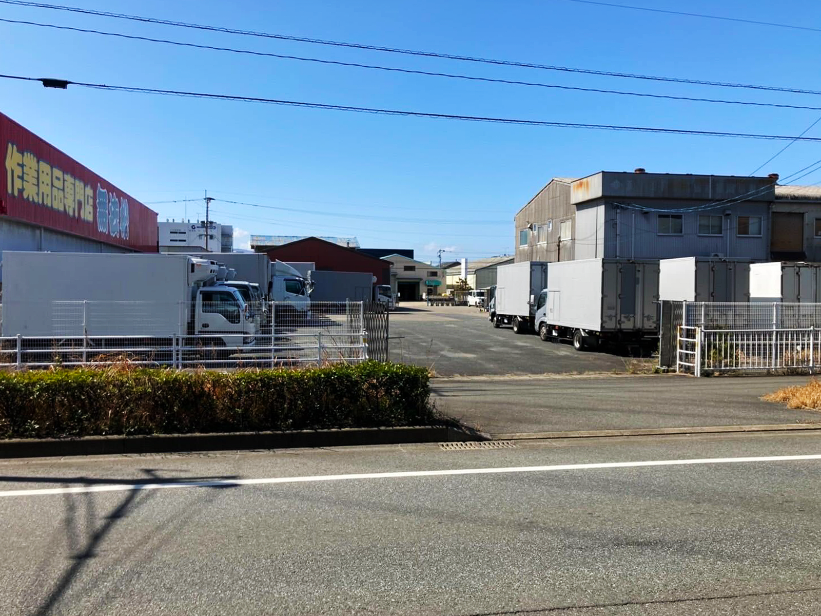 広い出入口で車輛の出し入れも簡単です。