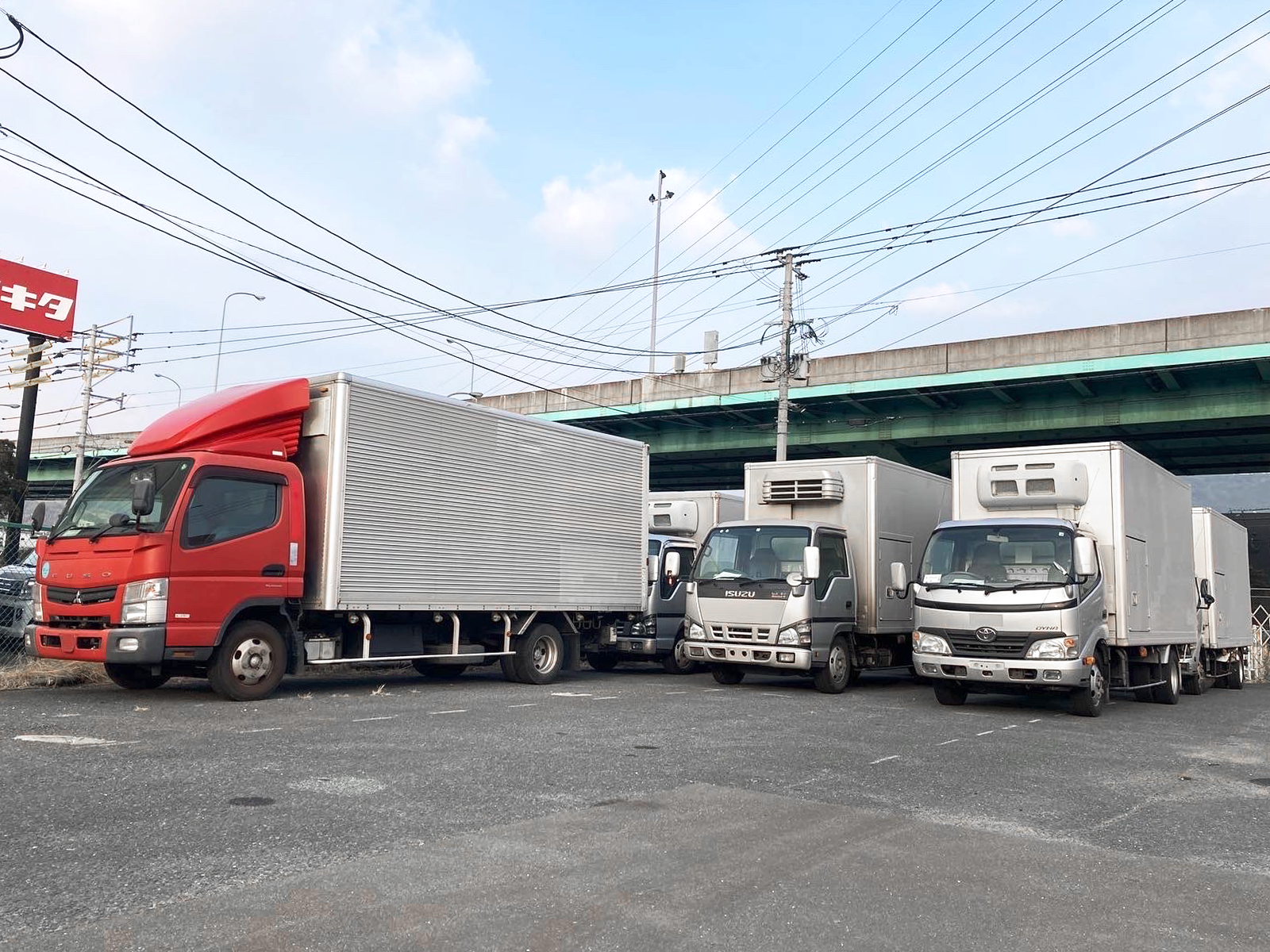 福岡新会場でも多くのトラックがお待ちしております。